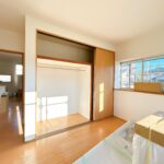 【リフォーム中/北側洋室約6帖】（8/23撮影）フロアタイル重張り、クロス張替、照明器具交換を行います。室内をより明るく清潔感のある空間へとリフレッシュいたします。