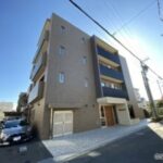 正面入り口と来客用駐車場