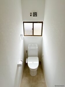 【リフォーム中/トイレ】毎日使用するトイレ洗浄便座付きトイレに新品交換しました。クロスやフロアの張替を一緒にすることで清潔感のある空間に。直接肌に触れる部分は新品がいいですね。