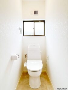 【リフォーム後/トイレ】毎日使用するトイレ洗浄便座付きトイレに新品交換しました。クロスやフロアの張替を一緒にすることで清潔感のある空間に。直接肌に触れる部分は新品がいいですね。