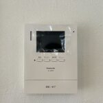 新しく設置したドアホンはカラーモニター付き。モニターで玄関にいらしたお客様を確認してから応対できます。留守中の来客も記録できるので防犯面でも安心ですね。
