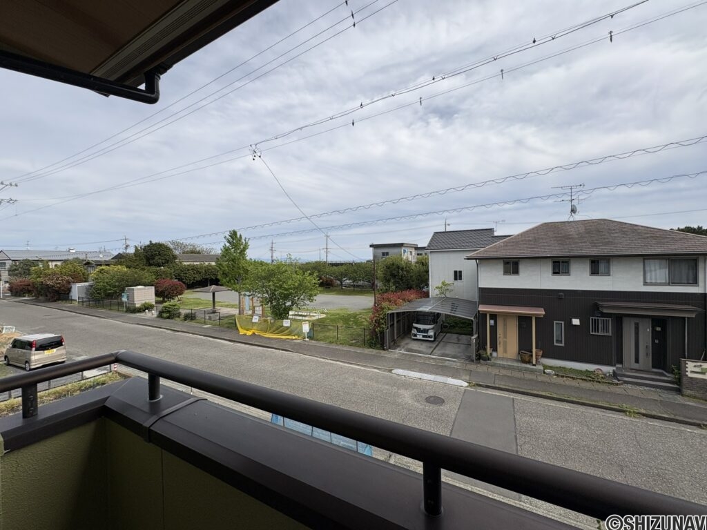 バルコニーからの景観　斜迎えに綺麗な公園あり♪