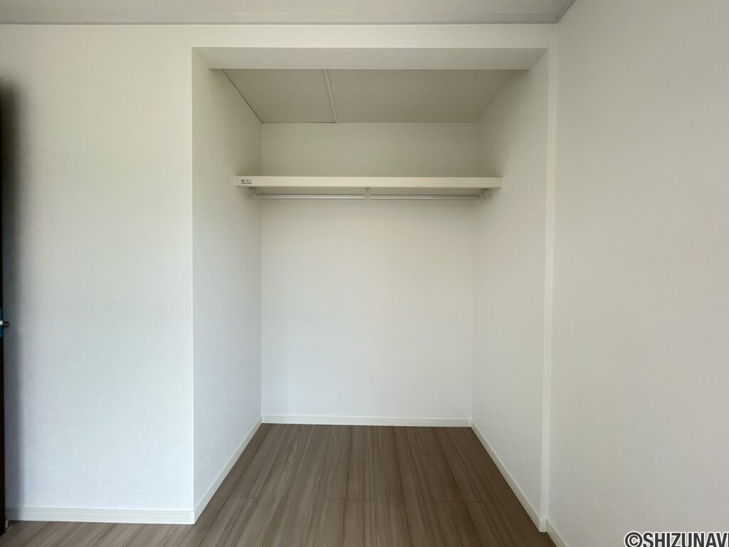 【リフォーム済/2階東側洋室収納】押入だった部分はオープン収納へとリフォームしました。お洋服をかけやすいように、枕棚とハンガーパイプを設置いたします。