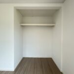 【リフォーム済/2階東側洋室収納】押入だった部分はオープン収納へとリフォームしました。お洋服をかけやすいように、枕棚とハンガーパイプを設置いたします。