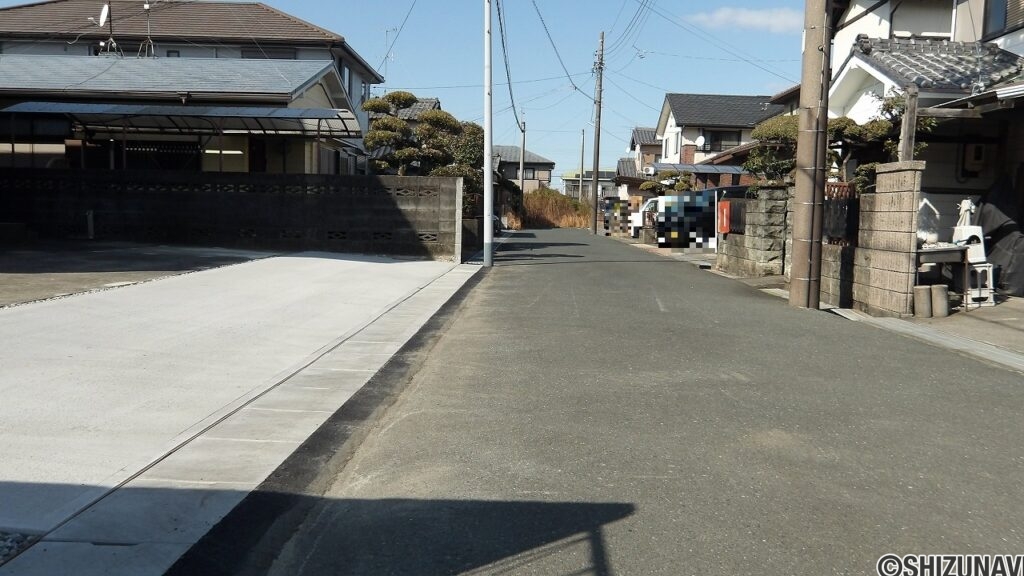 前面道路（位置指定道路）幅員約5ｍに約13.9ｍ接しています