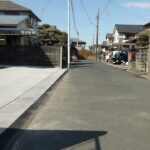 前面道路（位置指定道路）幅員約5ｍに約13.9ｍ接しています