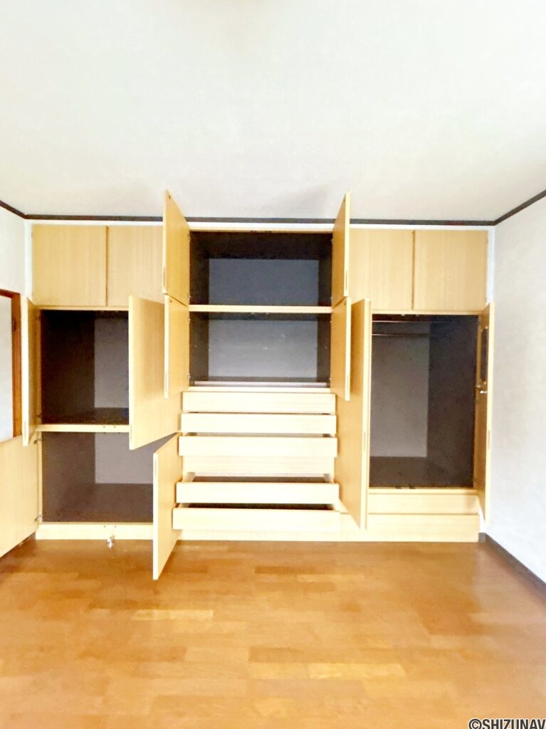 【2階洋室8帖】収納