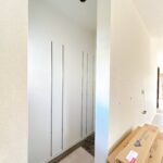 【リフォーム中/収納】（10/3撮影）キッチンの後ろにはパントリースペースを作りました。可動棚で自由自在に収納可能です。