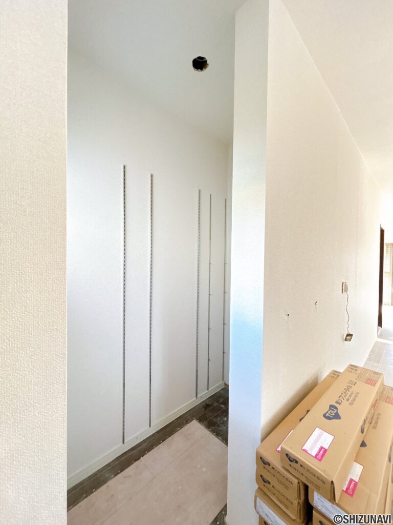 【リフォーム中/収納】（10/3撮影）キッチンの後ろにはパントリースペースを作りました。可動棚で自由自在に収納可能です。