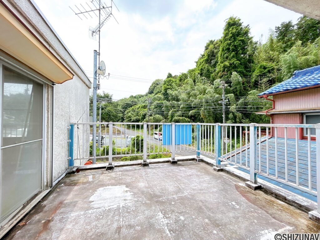 【リフォーム中/バルコニー】（6/29撮影）防水塗装を行う予定です。ガーデニングや家庭菜園も楽しめるゆとりあるバルコニーです。