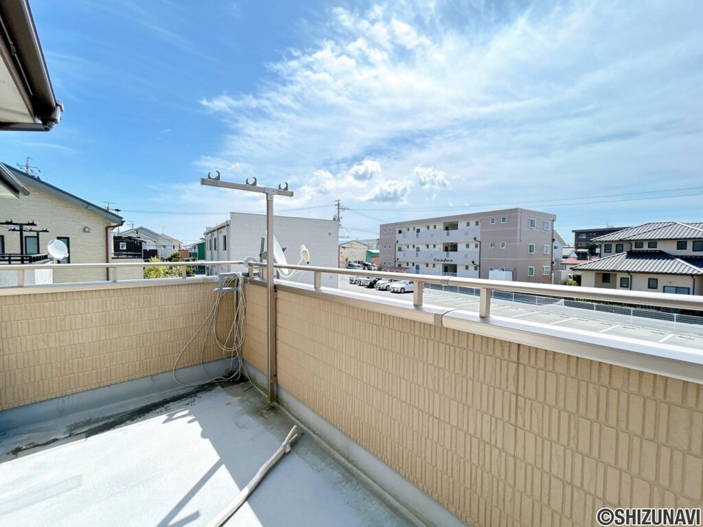 【リフォーム後/バルコニー】防止塗装を行い、照明の交換を行いました。