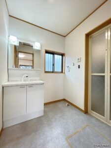 【リフォーム済／洗面化粧台】洗面化粧台はハウステック製の新品に交換しました。三面鏡の裏側はすべて収納になっています。洗面ボウルは底が平らなので、つけ置き洗いなどの家事でも活躍します。