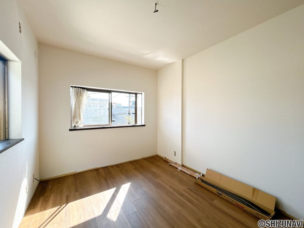 【リフォーム中/2階東側洋室6帖別角度】（10/3撮影）フロアタイル上張り、クロス張替が完了いたしました。これから照明交換、クリーニングを行う予定です。こちらの洋室もクローゼット付きとなっております。