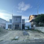 【リフォーム中/外観】（8/23撮影）外壁塗装が完了しました。駐車場も並列3台へ拡張します。綺麗な外観で気持ちよく新生活をスタートできるとともに、購入後のメンテナンス費用も抑えられます。