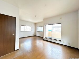 【リフォーム前/2階西側洋室6帖】フロアタイル上張り、クロス張替、照明交換を行います。現在は12帖のお部屋ですが、間に壁を立てて2部屋に区切ります。