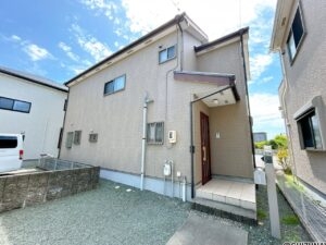 【リフォーム前/外観/別角度】外壁・屋根塗装を行います。