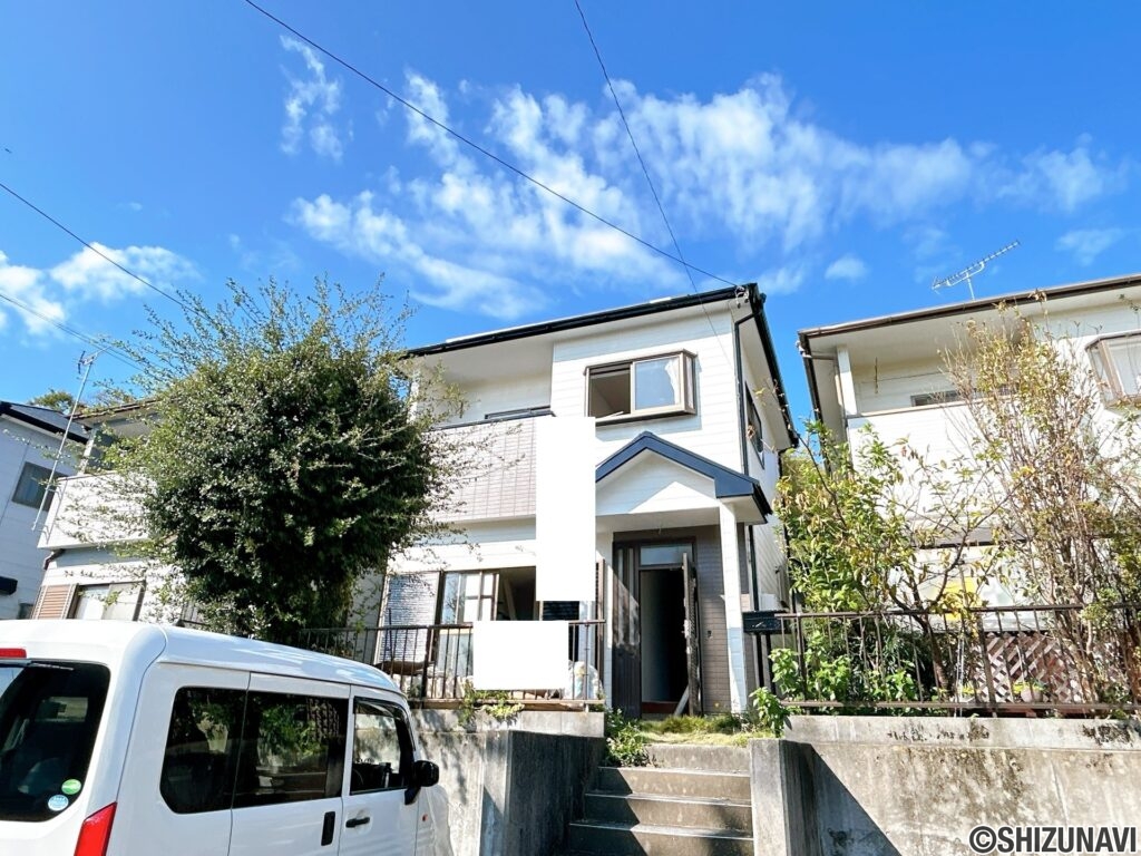 【リフォーム中/外観】（10/3撮影）外壁屋根塗装が完了いたしました。植栽剪定は工程の最後に行う予定です。綺麗な外観で気持ちよく新生活をスタートできるとともに、購入後のメンテナンス費用も抑えられます。