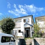 【リフォーム中/外観】（10/3撮影）外壁屋根塗装が完了いたしました。植栽剪定は工程の最後に行う予定です。綺麗な外観で気持ちよく新生活をスタートできるとともに、購入後のメンテナンス費用も抑えられます。