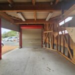 ガレージ内。バイクや車のメンテナンスや作業場としても◎