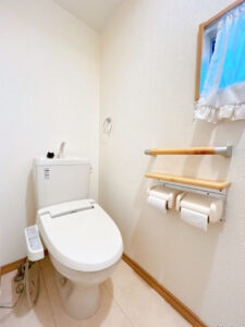 【リフォーム前/1階トイレ】毎日使用するトイレ洗浄便座付きトイレに新品交換予定。クロスやフロアの張替を一緒にすることで清潔感のある空間に。直接肌に触れる部分は新品がいいですね。