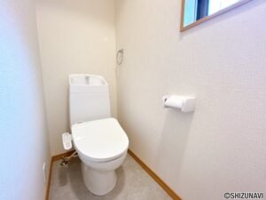 【リフォーム済み/1階トイレ】便器・便座は新品交換いたしました。タオルリング・ペーパーホルダーも合わせて交換いたしました。