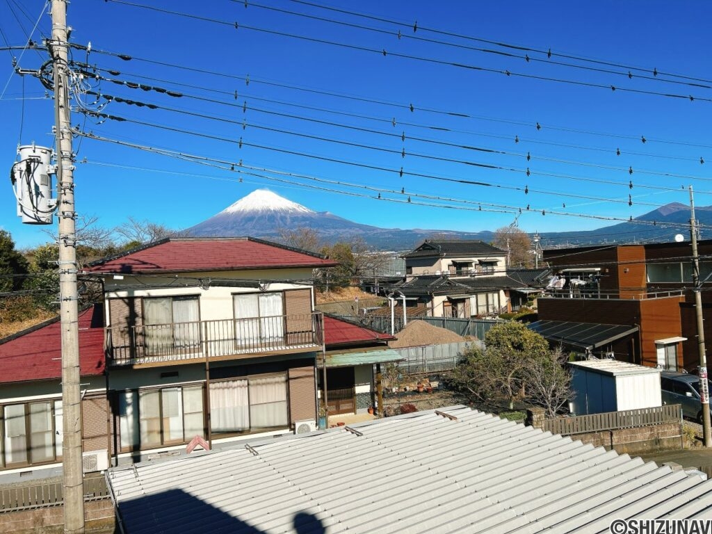 松岡2階ホールからの眺望。晴れていれば富士山が見えます