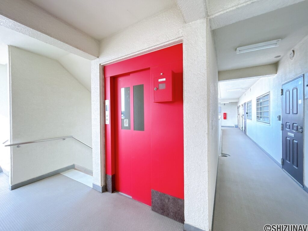 【エレベーター】エレベーター付きのため、8階のお部屋への移動も快適です。