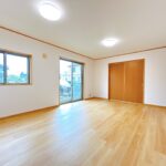 【リフォーム後/リビング】フロアタイルの上張り、壁・天井のクロス張替え、照明の交換を行います。内装と設備を一新し、毎日の暮らしをより快適に過ごせる空間へとリフォームを進めています。