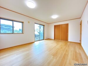 【リフォーム後/リビング】フロアタイルの上張り、壁・天井のクロス張替え、照明の交換を行います。内装と設備を一新し、毎日の暮らしをより快適に過ごせる空間へとリフォームを進めています。