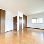 【リフォーム前/2階西側洋室6帖別角度】フロアタイル上張り、クロス張替、照明交換を行います。クローゼット付きのお部屋となっておりますので衣類等の収納にも困りません。
