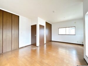 【リフォーム前/2階西側洋室6帖別角度】フロアタイル上張り、クロス張替、照明交換を行います。クローゼット付きのお部屋となっておりますので衣類等の収納にも困りません。