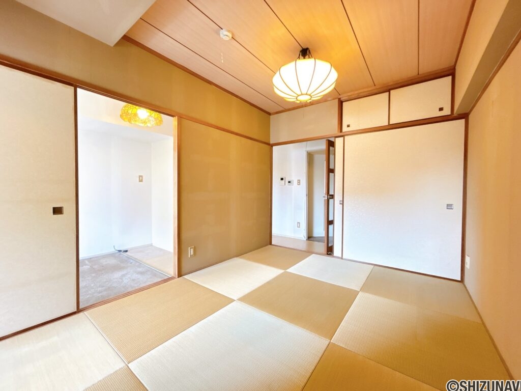 【和室→洋室】リビングに隣接する和室は洋室へと変更し、寝室としても利用できる空間へリフォームします。建具交換、照明交換を行い、明るく快適なお部屋に仕上げます。