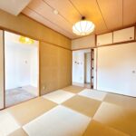 【和室→洋室】リビングに隣接する和室は洋室へと変更し、寝室としても利用できる空間へリフォームします。建具交換、照明交換を行い、明るく快適なお部屋に仕上げます。