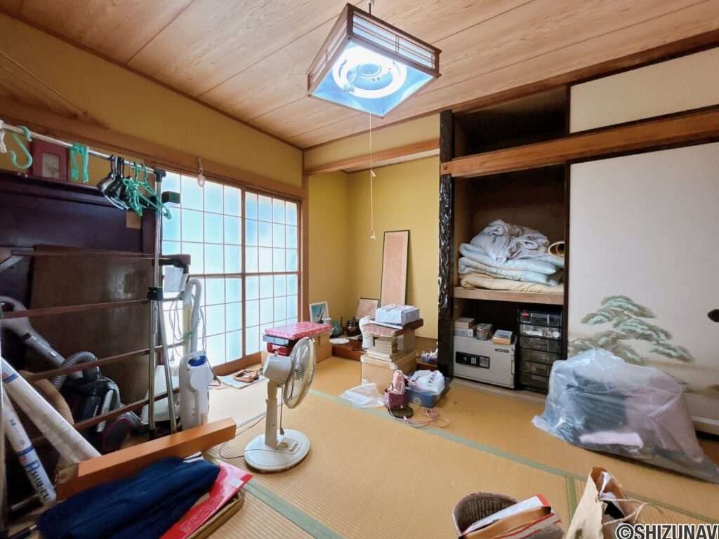 【1階7帖　和室】残置物処分とクリーニングを行います。