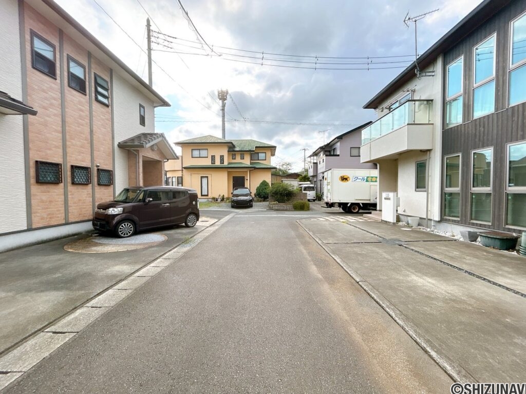 松岡前面道路。幅員約4ｍあります。