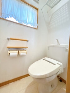 【リフォーム前/2階トイレ】毎日使用するトイレ洗浄便座付きトイレに新品交換予定。クロスやフロアの張替を一緒にすることで清潔感のある空間に。直接肌に触れる部分は新品がいいですね。