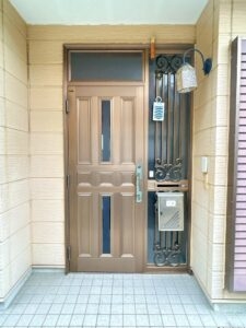 【リフォーム前／玄関】玄関はカギ交換を行います。カラーモニターホンを設置するので、防犯面も安心ですね。