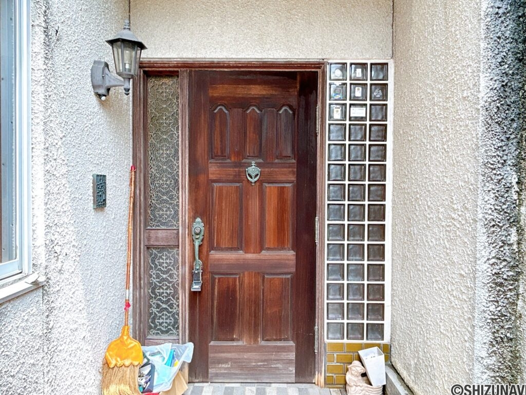 【リフォーム中/玄関外観】（6/29撮影）玄関扉は新品交換予定です。お住まいの顔となる部分を一新し、清潔感のある印象に仕上げます。