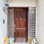 【リフォーム中/玄関外観】（6/29撮影）玄関扉は新品交換予定です。お住まいの顔となる部分を一新し、清潔感のある印象に仕上げます。