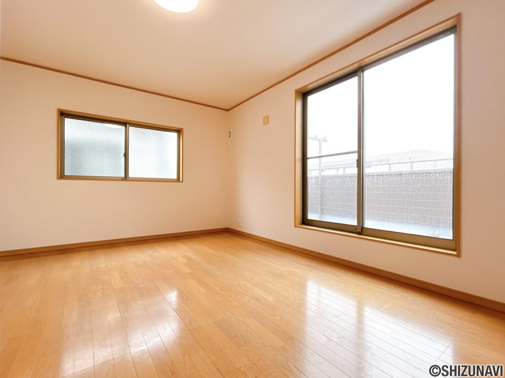 【リフォーム後/2階洋室（3）6帖】床のクリーニング・ワックスがけを行います。あわせて壁・天井のクロスを張り替え、お部屋全体を明るく心地よい空間へとリフォームしていきます。