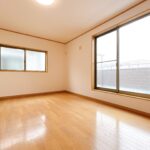 【リフォーム後/2階洋室（3）6帖】床のクリーニング・ワックスがけを行います。あわせて壁・天井のクロスを張り替え、お部屋全体を明るく心地よい空間へとリフォームしていきます。