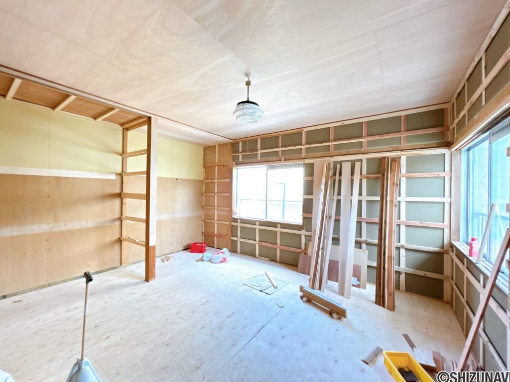 【リフォーム中/2階8帖北東側洋室】（7/11撮影）約8帖のお部屋です。元々は和室ですが、洋室へとリフォームいたします。フローリング張り、クロス張替、照明交換を行います。