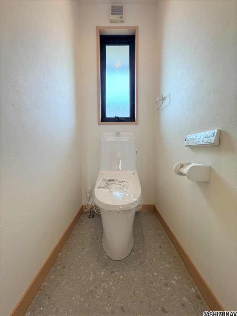 2階トイレは新品に交換済みです♪