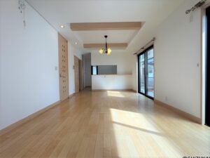 リビングは広々としており、調光可能なダウンライトがお洒落です♪