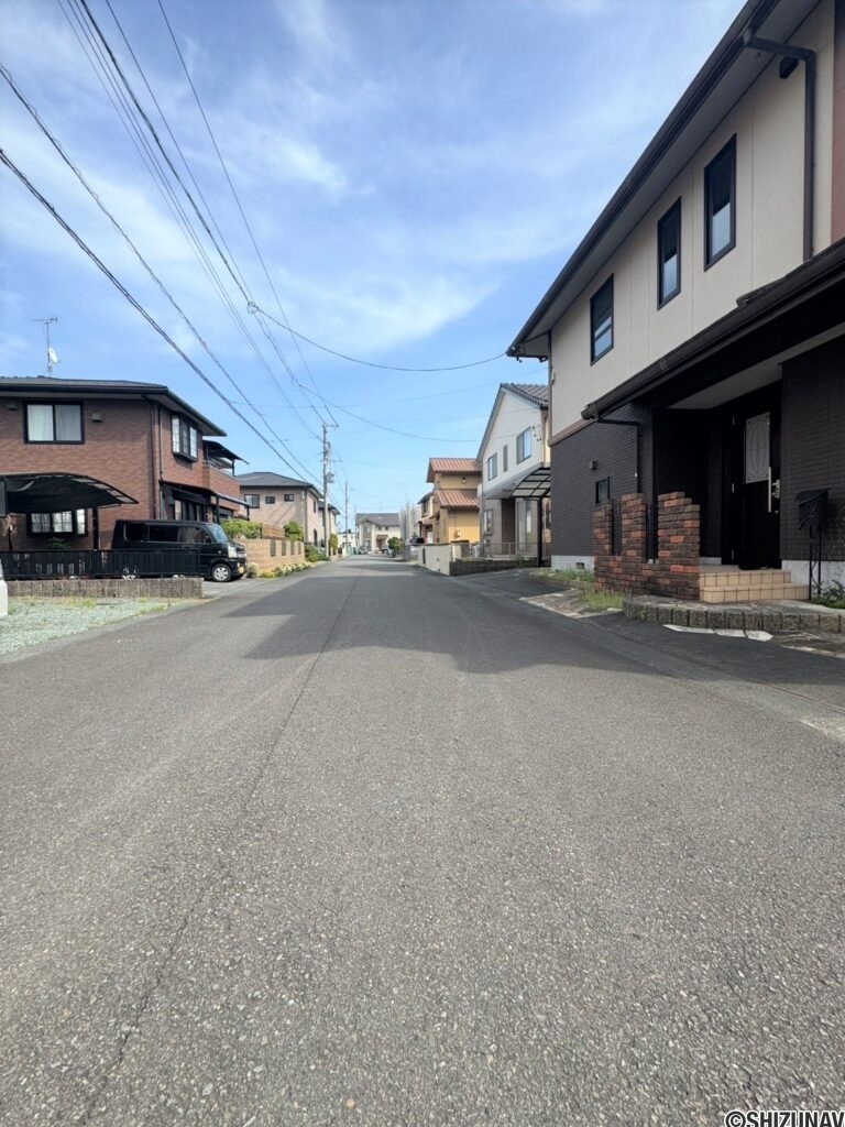 前面道路も約6ｍあり、広々としております♪