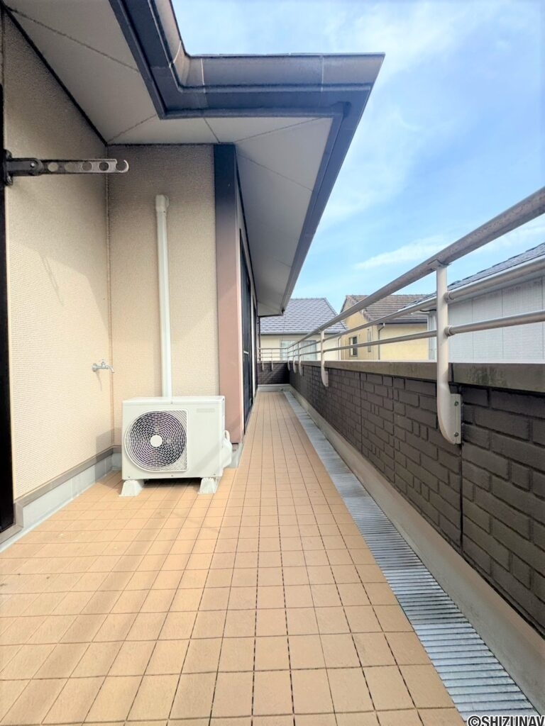 バルコニーも広々としております。