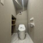 1階トイレは人気のタンクレストイレです♪