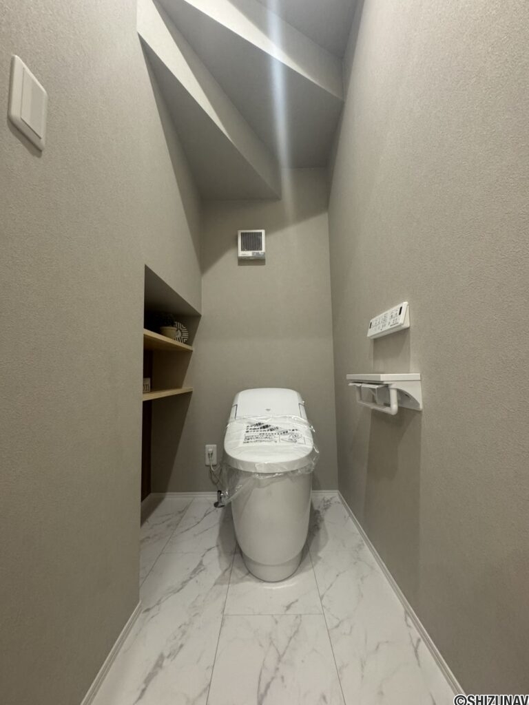 1階トイレは人気のタンクレストイレです♪