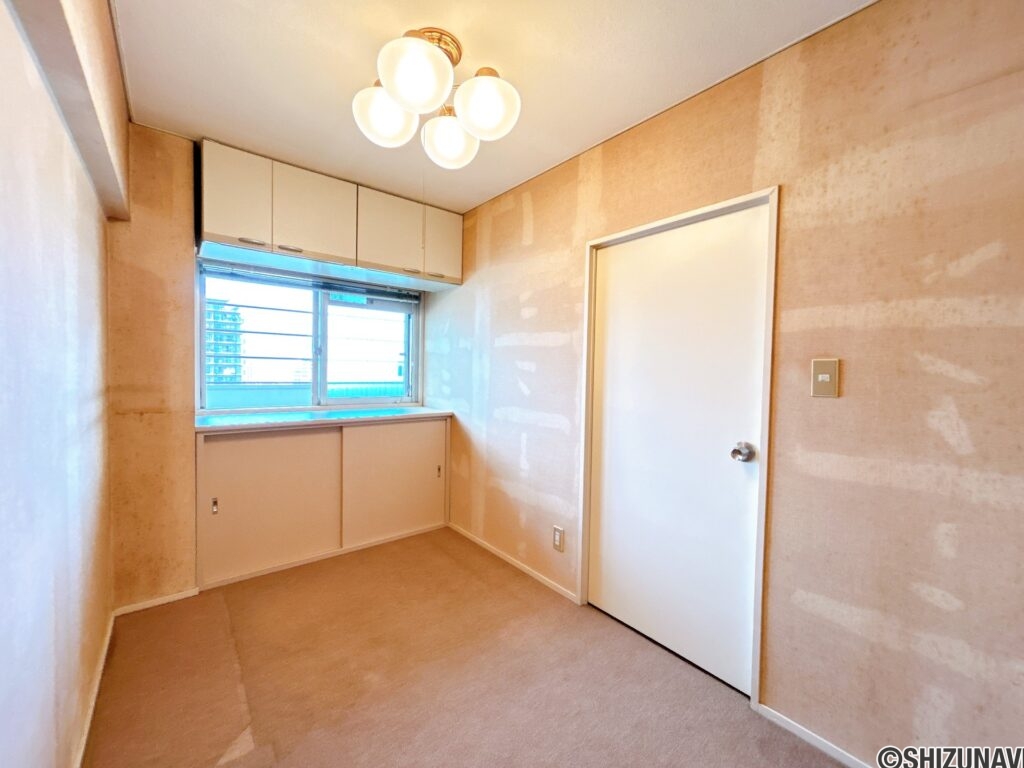 【リフォーム前／北側洋室】既存の棚を撤去し、フローリングの上張り、クロスの張替え、建具交換、照明交換を行います。収納部屋としてもご利用いただけます。玄関横にございますので、客間としての利用も可能です。
