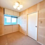 【リフォーム前／北側洋室】既存の棚を撤去し、フローリングの上張り、クロスの張替え、建具交換、照明交換を行います。収納部屋としてもご利用いただけます。玄関横にございますので、客間としての利用も可能です。